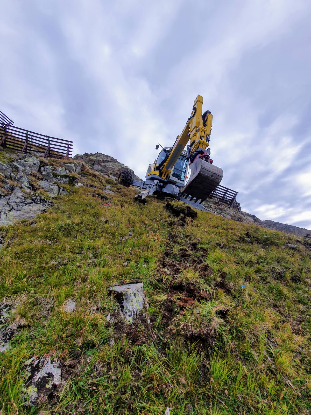Das Bild zeigt den Schreitbagger der Schreitbagger Gstreit GmbH bei Baggerarbeiten und Landschaftspflege auf steilem Gelände.