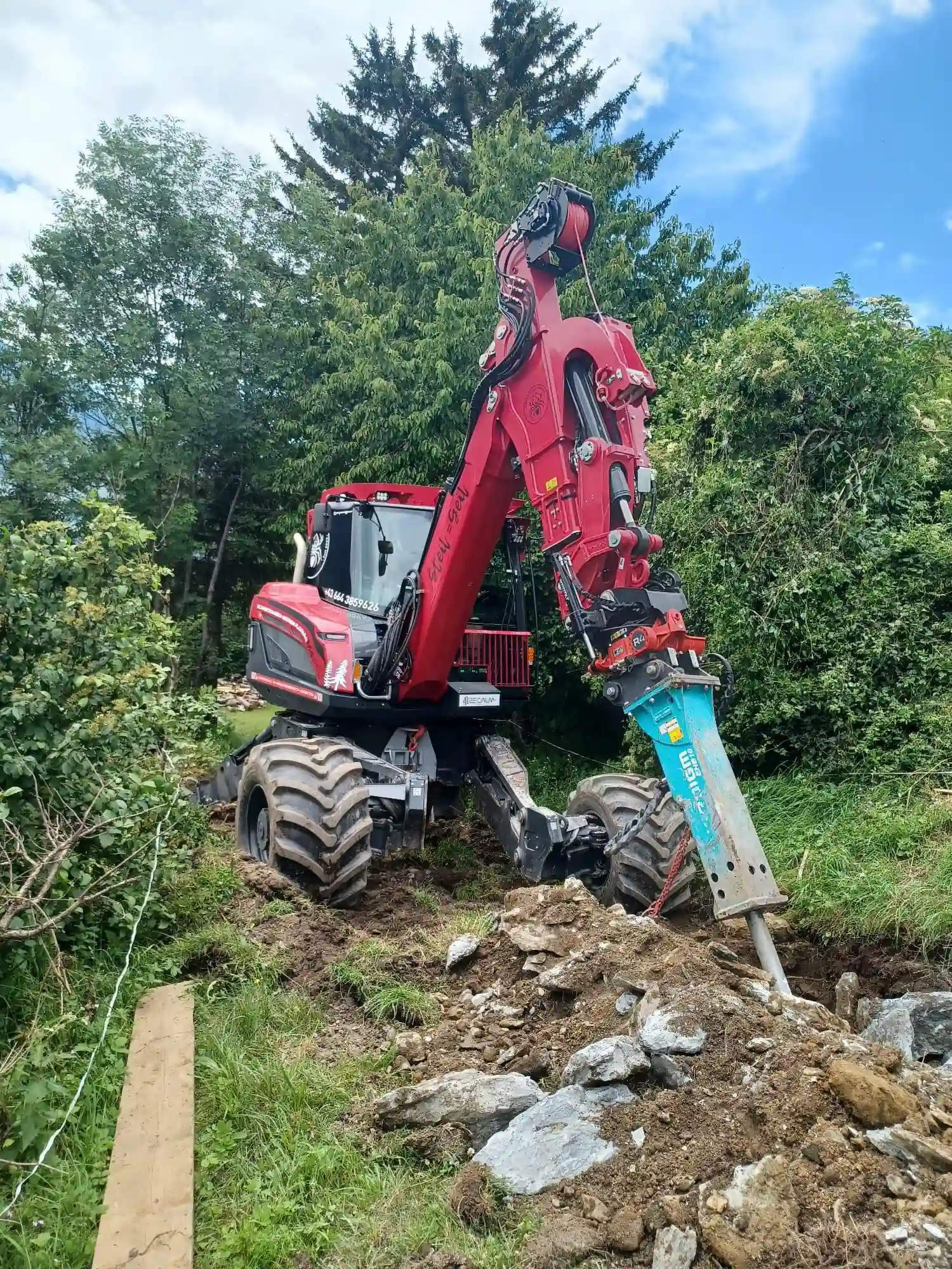 Der Schreitbagger von der Firma Schreitbagger Gstrein in steilem Gelände beim Baggern.