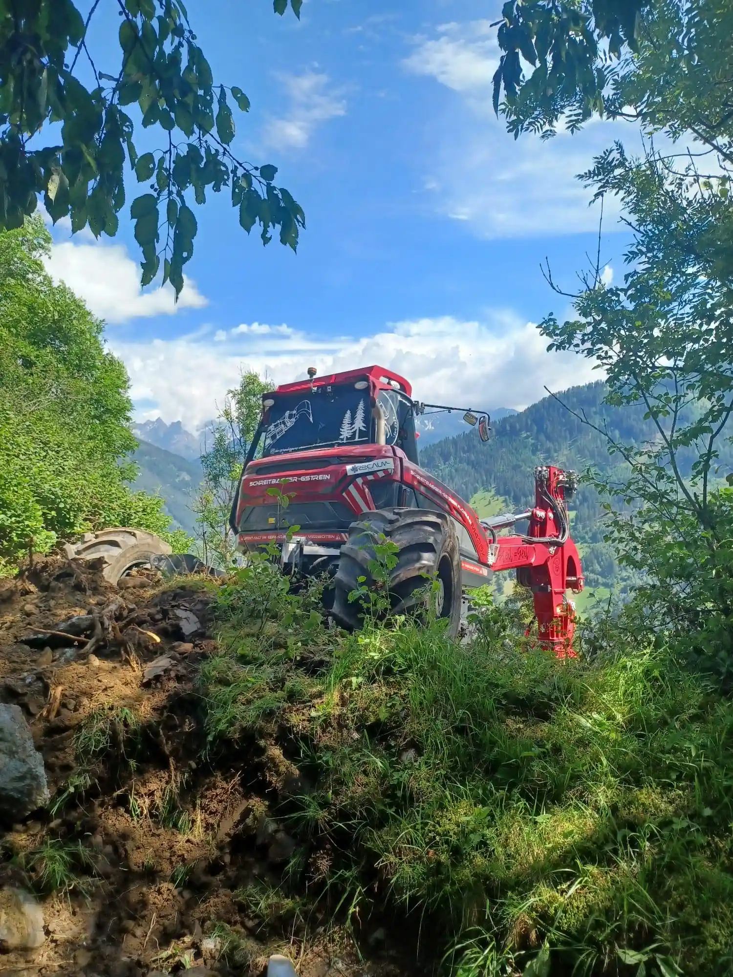 Der Schreitbagger von der Firma Schreitbagger Gstrein in steilem Gelände beim Baggern.