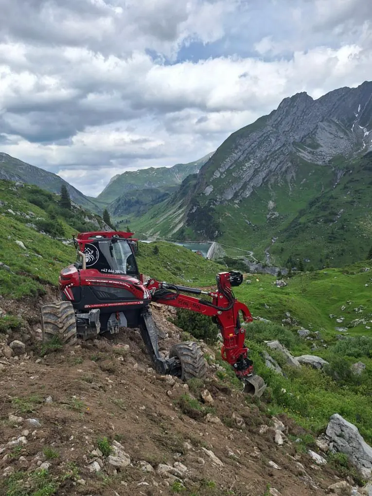 Der Schreitbagger von der Firma Schreitbagger Gstrein in steilem Gelände beim Baggern.