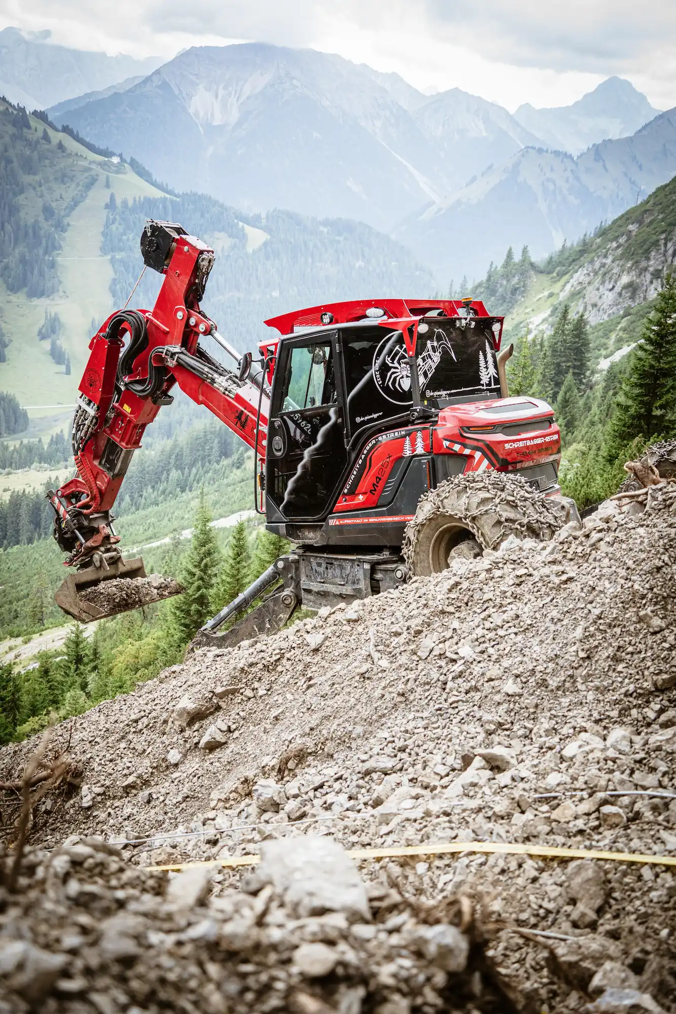 Schreittbagger Gstrein Baggerbetrieb Tirol 3 Schreitbagger im steilen Gelände. Baggerarbeiten der Firma Schreitbagger Gstrein.